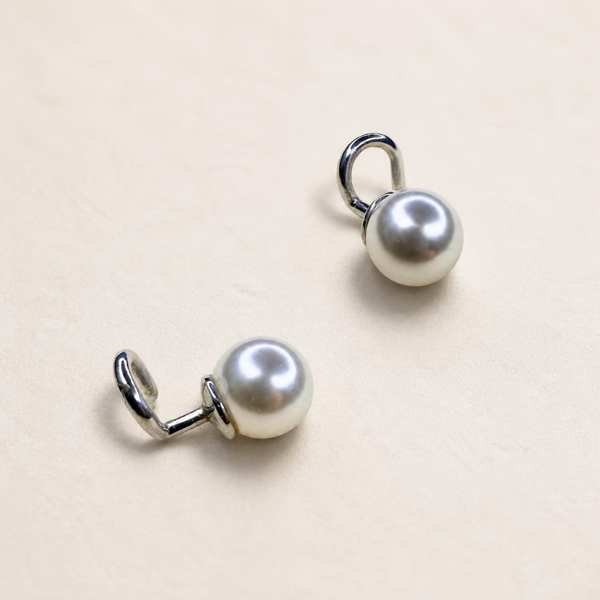 Paire de boucles d'oreilles Sofia en argent 925 rhodié, perle en cristal nacré 6 mm