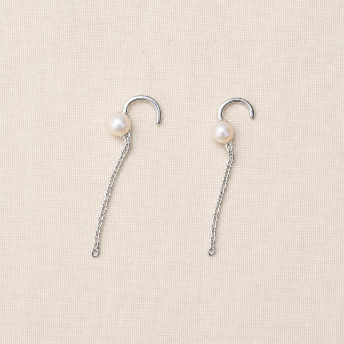 Paire de boucles d'oreilles Tina en argent 925 rhodié, perle en cristal nacré 4 mm et chaîne pendante 2,5 cm