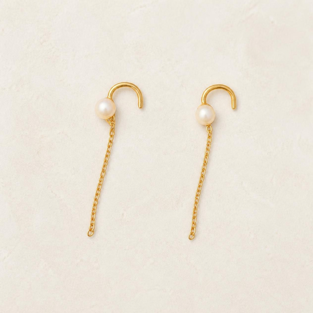 Paire de boucles d'oreilles Tina en vermeil, perle en cristal nacré 4 mm et chaîne pendante 2,5 cm
