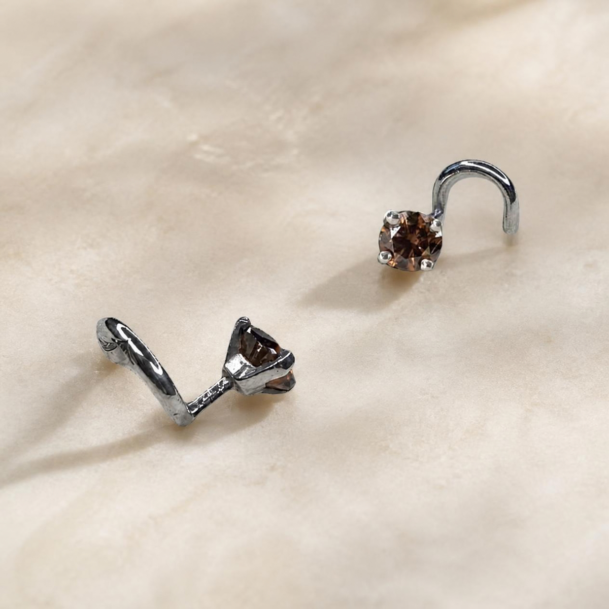 Paire de boucles d'oreilles Zéa en argent 925 rhodié, oxyde de zirconium brun 4 mm