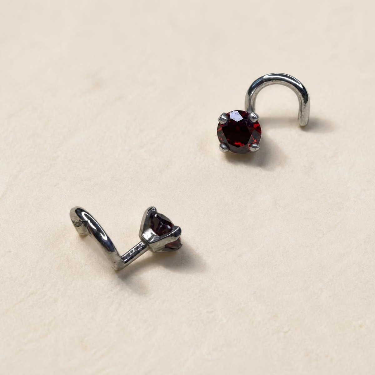 Paire de boucles d'oreilles Zéa en argent 925 rhodié, oxyde de zirconium grenat 4 mm