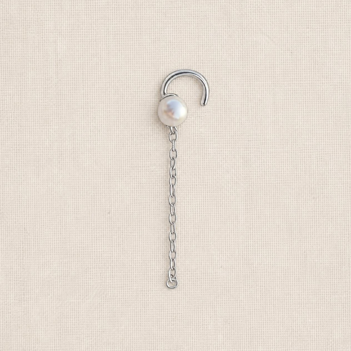 Boucle d'oreille Tina en argent 925 rhodié, perle en cristal nacré 4 mm et chaîne pendante 2,5 cm