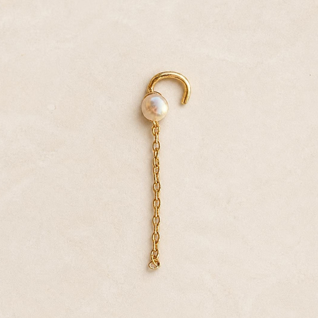 Boucle d'oreille Tina en vermeil, perle en cristal nacré 4 mm et chaîne pendante 2,5 cm