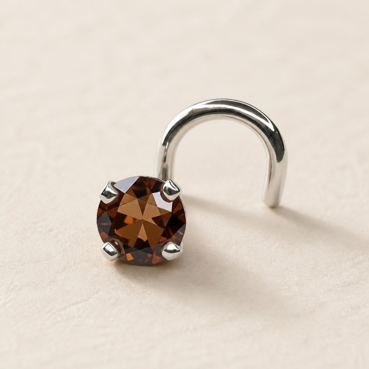 Boucle d'oreille Zéa en argent 925 rhodié, oxyde de zirconium brun 4 mm