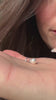 Vidéo d'une femme montrant comment enfiler les boucles d'oreilles sans fermoir Sédonia, en utilisant la boucle d'oreille Sofia en Argent 925 rhodié